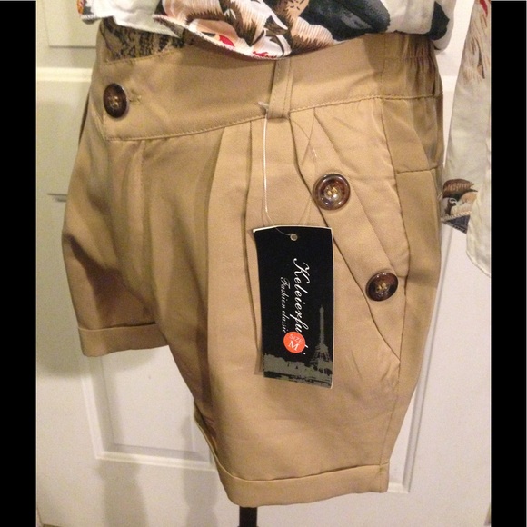 Women’s Beautiful Med Shorts and Shirts!! - Picture 3 of 4